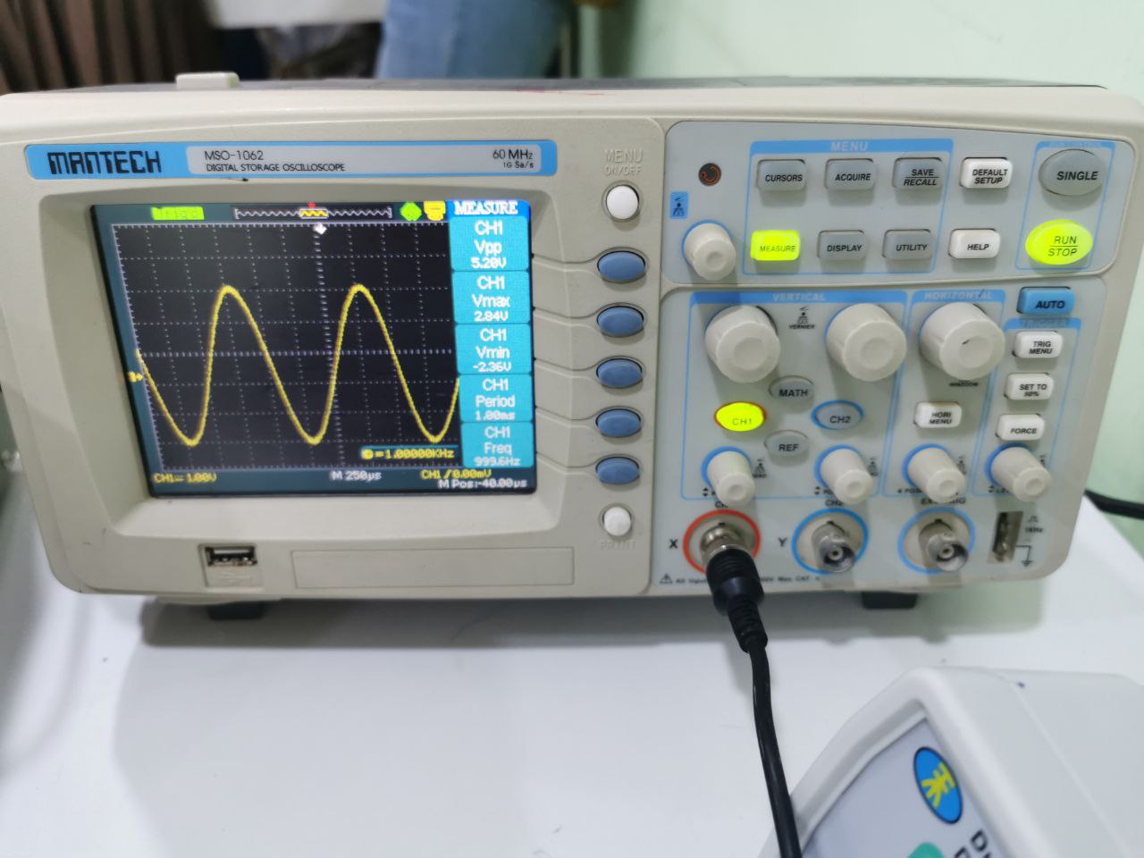 ورشة تدريبية حول استخدام جهاز "Oscilloscope"