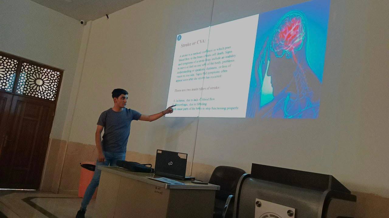 تقديم سمنار لطالب بأشراف تدريسي في قسم تقنيات التخدير 