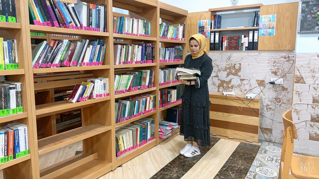 في قسم تقنيات الاشعة بإهداء مجموعة من الكتب يبلغ عددها (70) كتابًا إلى مكتبة الكلية ليستفيد منها عدد من الطلبة 