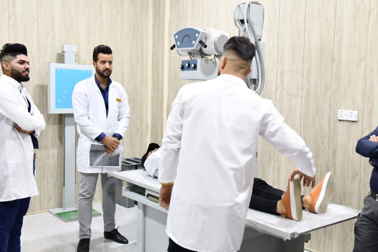 ورشه تدريبيه للتعامل الصحيح مع مرضى الكسور باستخدام جهاز الاشعه العادية الفيزياوي كرارحيدر عبد الحسين 