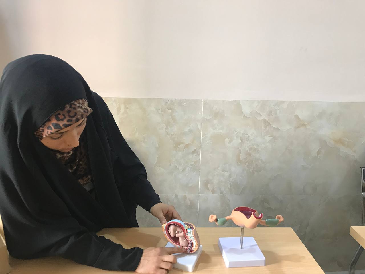 م تجهيز المختبر بمجسمات عمليه لتعليم الطلبة