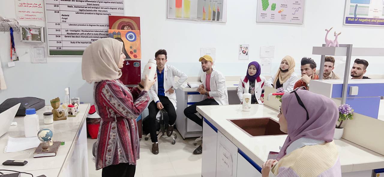 قسم تقنيات المختبرات الطبية في كلية المستقبل الجامعة يقيم ورشة تطبيقية بعنوان preparation of culture media for fungi swab specimens