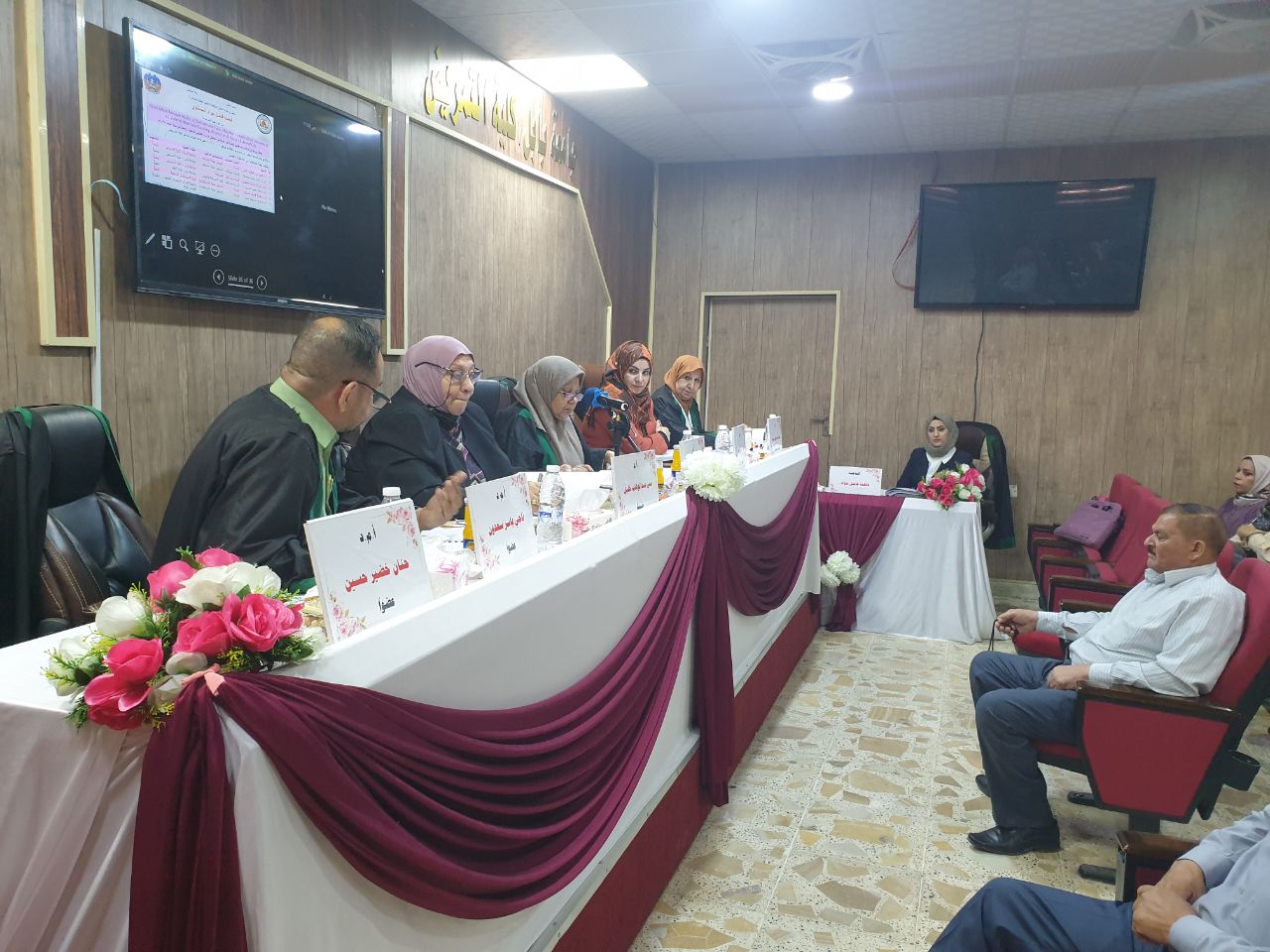 رئيس القسم رئيس لجنة مناقشة اطروحة دكتوراة 