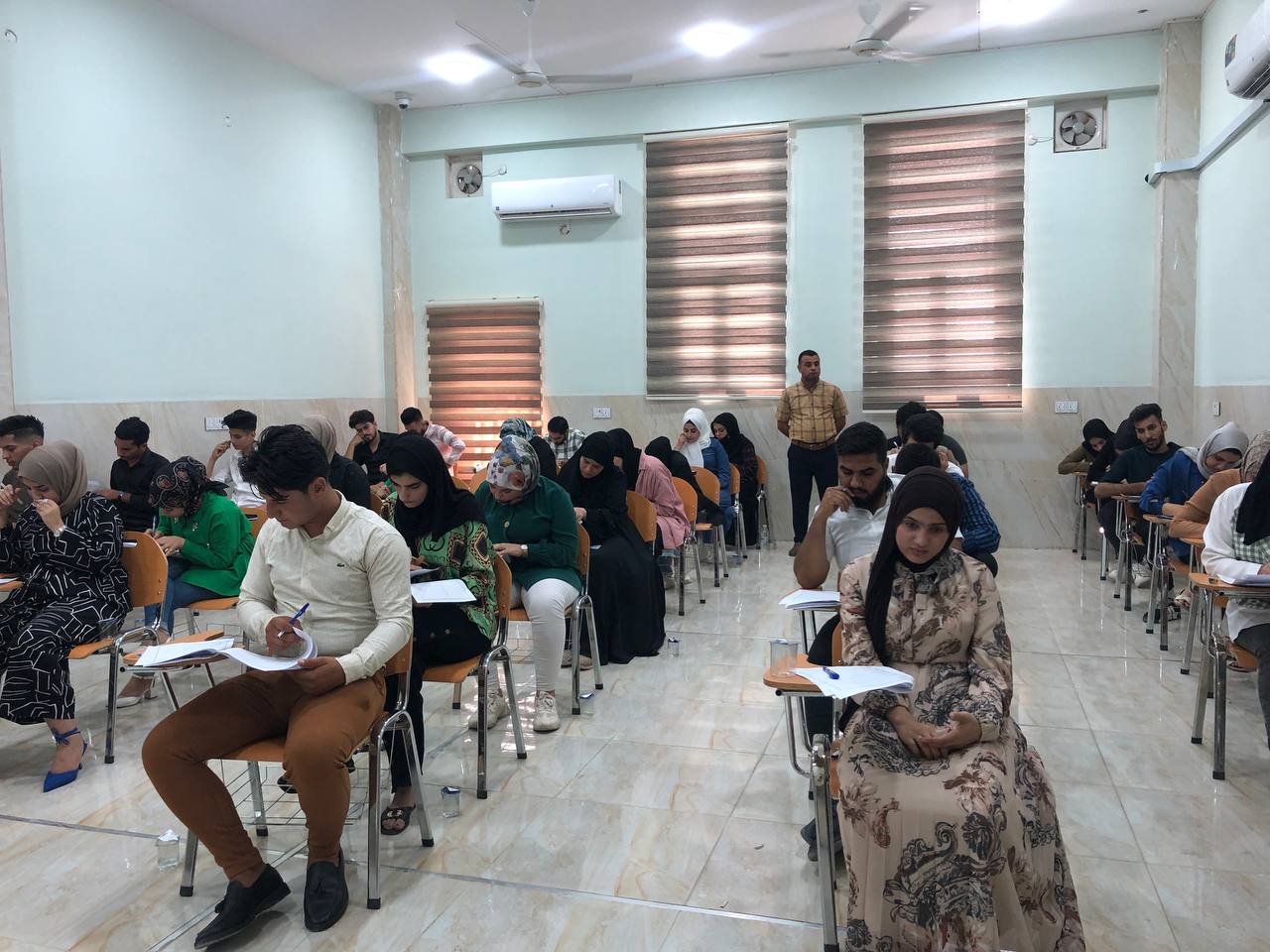 يواصل طلبة قسم الصيدلة اداء امتحانات الدور الثاني 