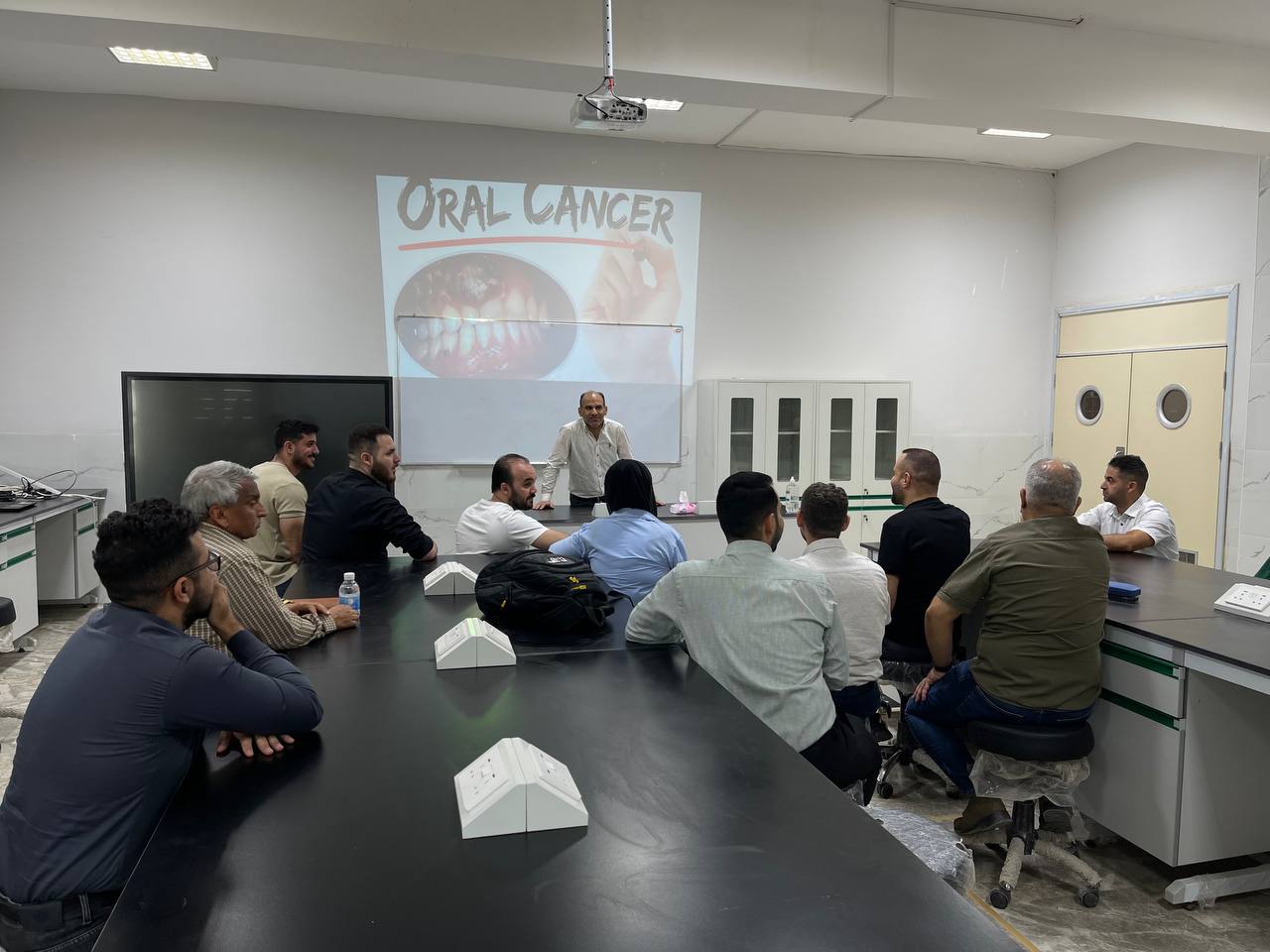 أقامة محاضرة علمية في كلية طب الاسنان بعنوان (سرطان الفم)