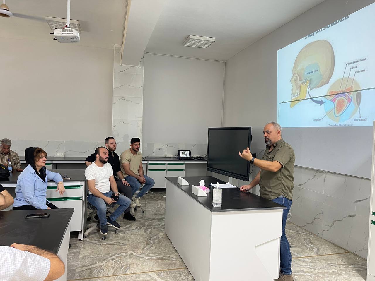 أقامة محاضرة علمية في كلية طب الاسنان بعنوان (مشاكل فصل الفك)