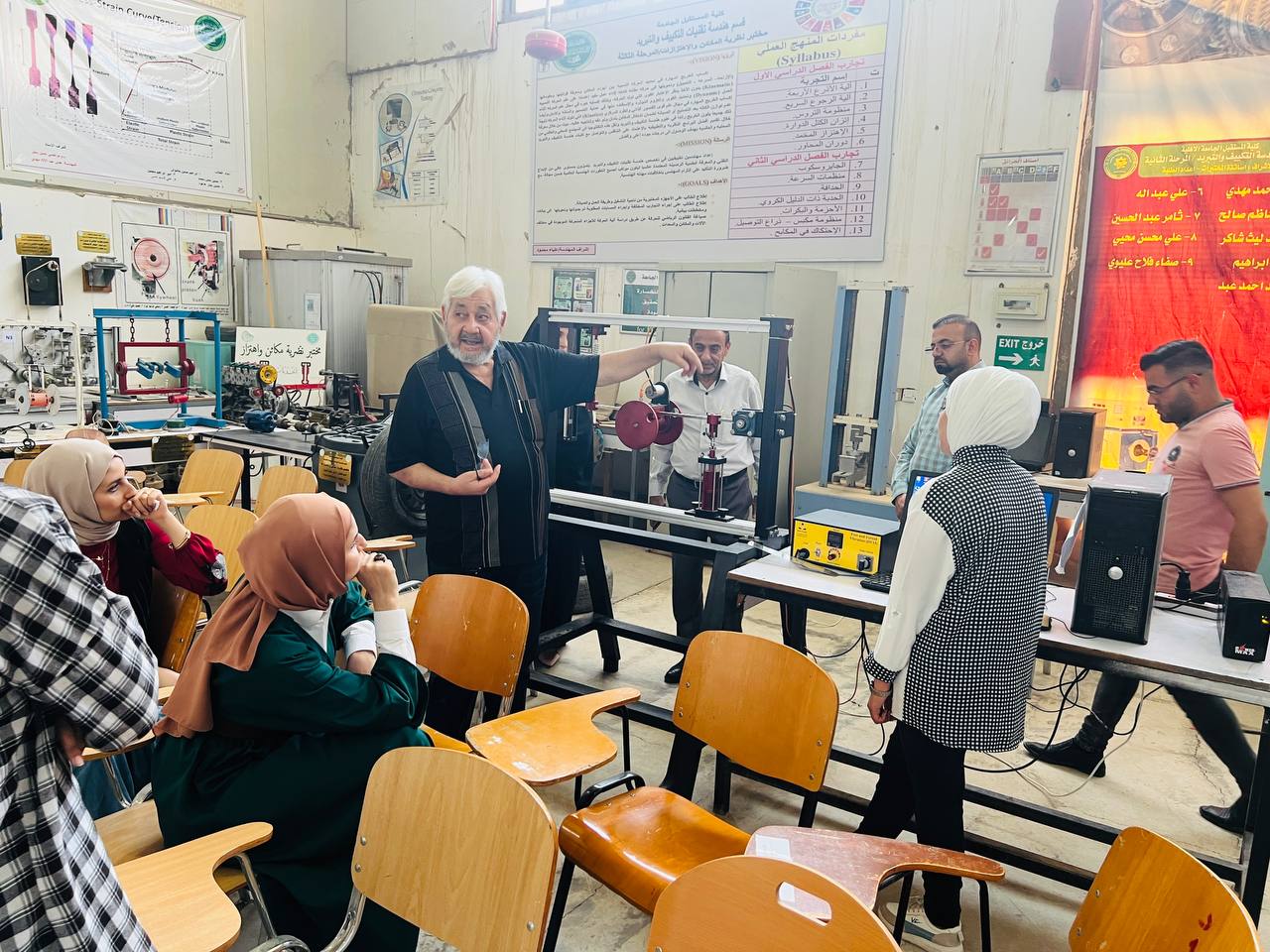 تدريسي في قسم هندسة تقنيات التكييف والتبريد يقدم ورشة علمية 