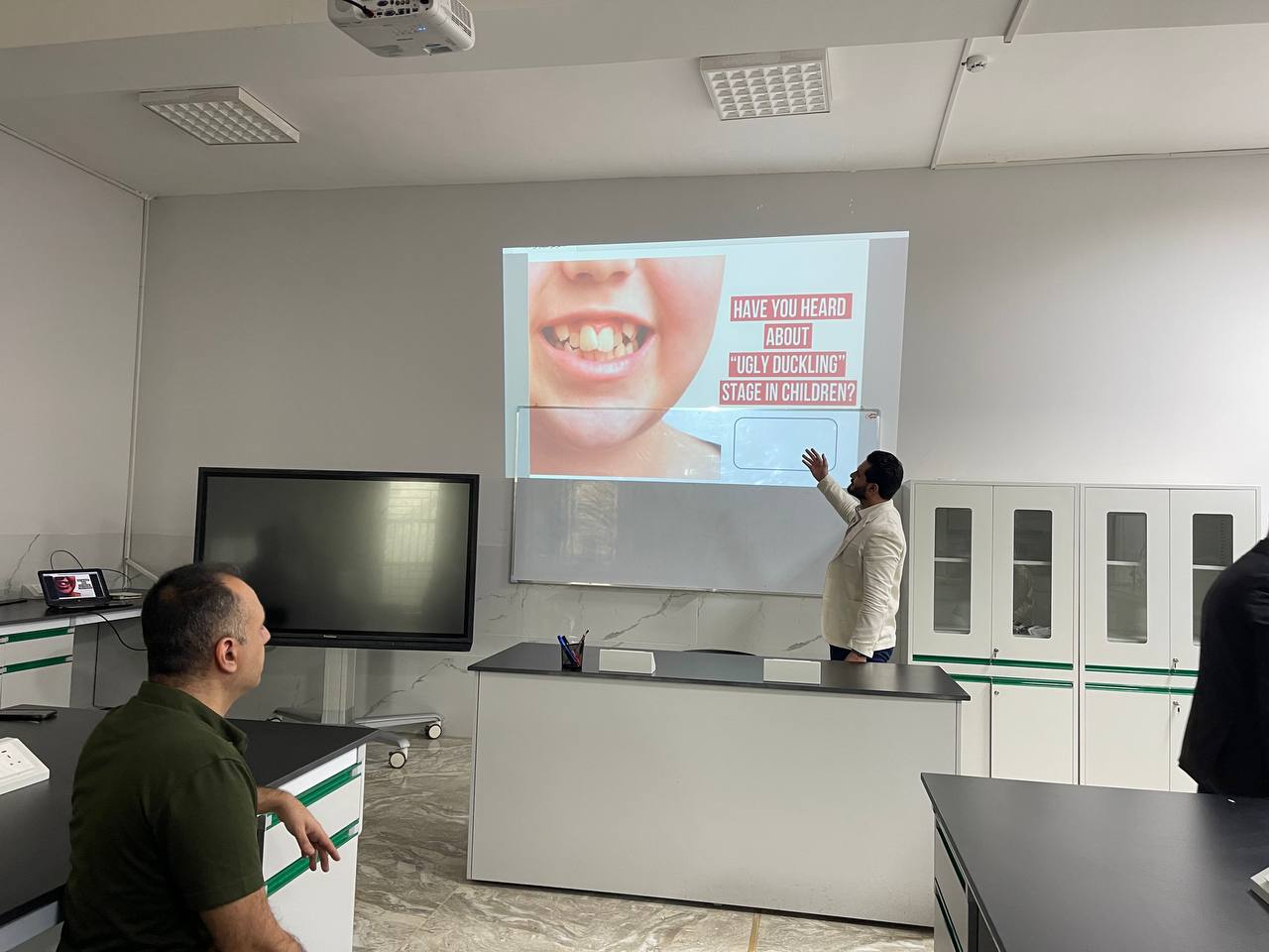 كلية طب الاسنان تقيم ندوة علمية بعنوان ( Ugly duckling stage)