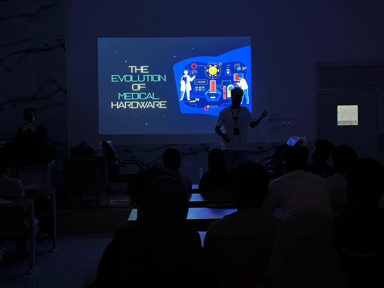 اقامة ندوة علمية من قبل فريق ITC المتكون من طلاب من جامعة بابل وجامعة المستقبل / بأشراف التدريسي في قسم هندسة تقنيات الحاسوب  ( د. زيد ابراهيم رسول )وطلبة المرحلة الثانية 