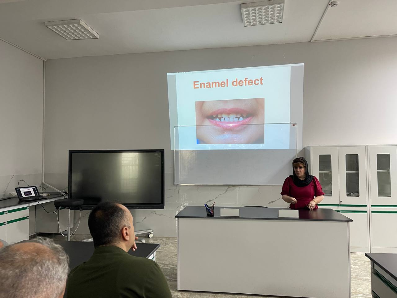 كلية طب الأسنان تقيم ورشة علمية عن المشاكل المتعلقه بطبقة المينا للاسنان اللبنية 