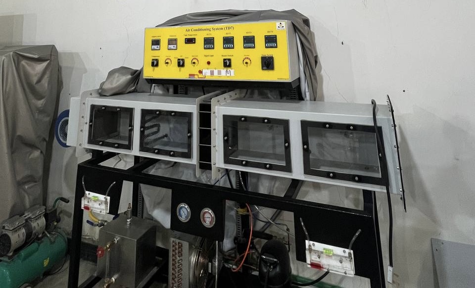 تدريسيين في قسم هندسة تقنيات التكييف والتبريد حملة تعريفية لأجهزة مختبرية  