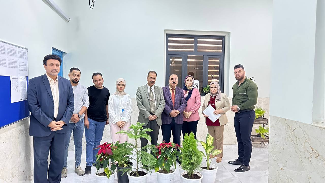 تدريسو وطلبة قسم الاعلام ينظمزن حملة تطوعية لتشجير القسم 