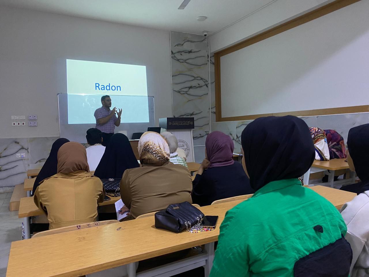 ورشة علمية بعنوان ( مخاطر وتأثير غاز الرادون) بأشراف التدريسي (م.م علي جعفر عبيد)