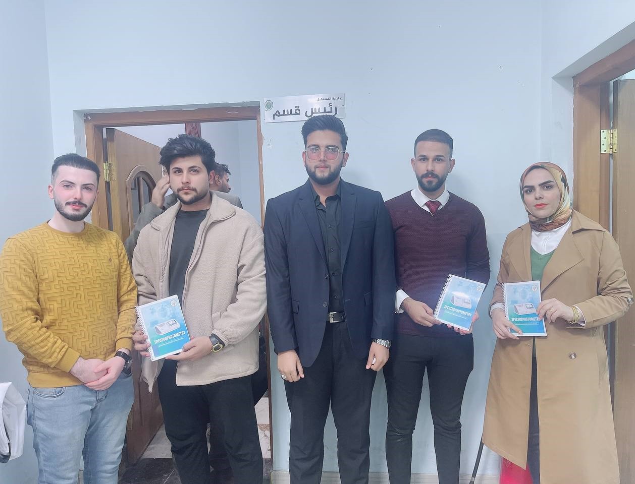 تحقيق هدف التنمية المستدامة: طلبة الأجهزة الطبية يقدمون كتيبًا عن التحليل الطيفي