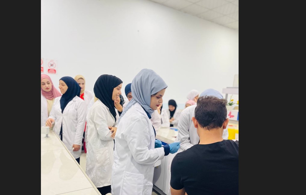  قسم تقنيات المختبرات الطبية في كلية التقنيات الصحية والطبية بجامعة المستقبل يقيم نشاط بعنوان (الطريقة الصحيحة لسحب الدم)  