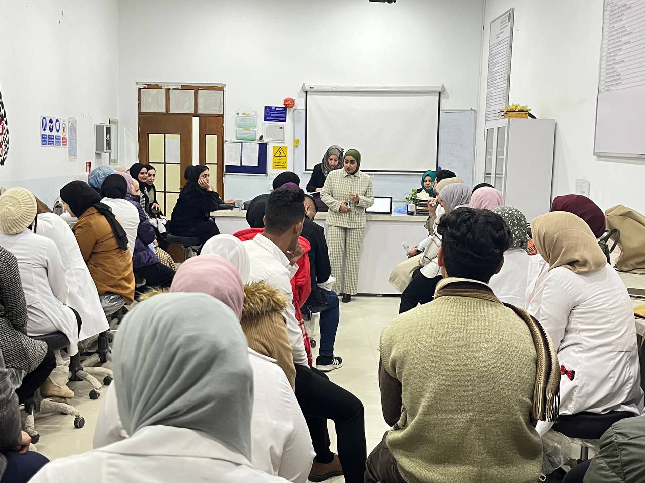 قسم تقنيات المختبرات الطبية يقيم الورشة طرق جمع العينات والأخطاء المرافقة لجمع العينات و كيفية سحب الدم