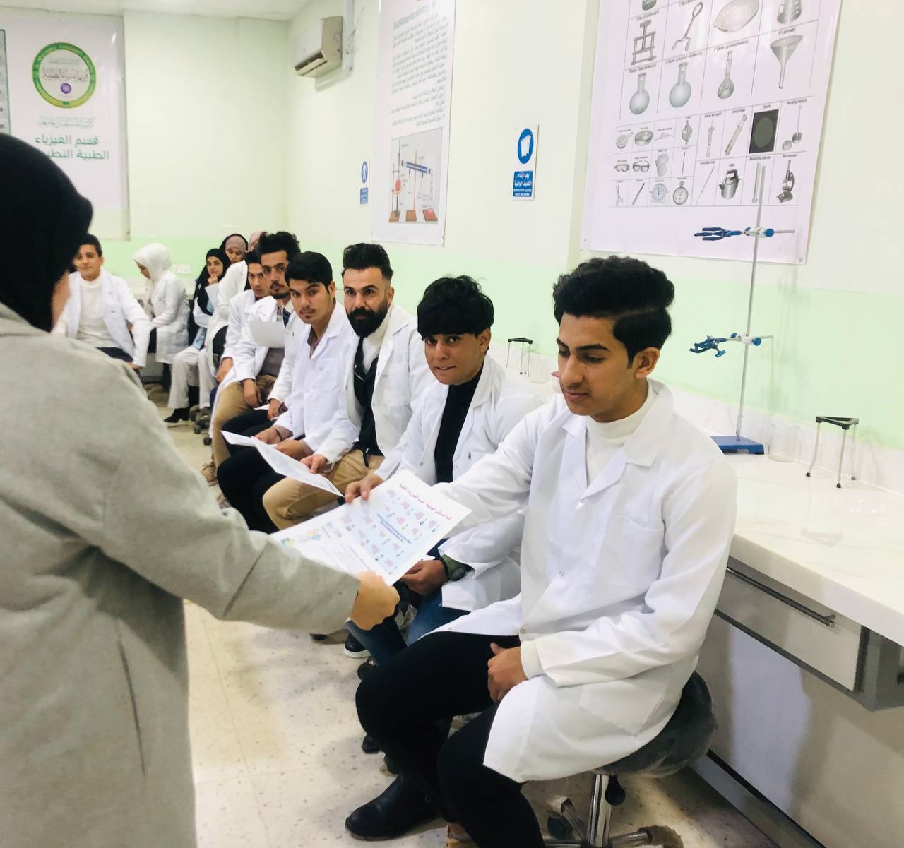 حمله توعويه في اروقه جامعه المستقبل - قسم علوم الفيزياء الطبيه بعنوان الامن و السلامه الكيميائيه في المختبرات للمعيده ساره عباس