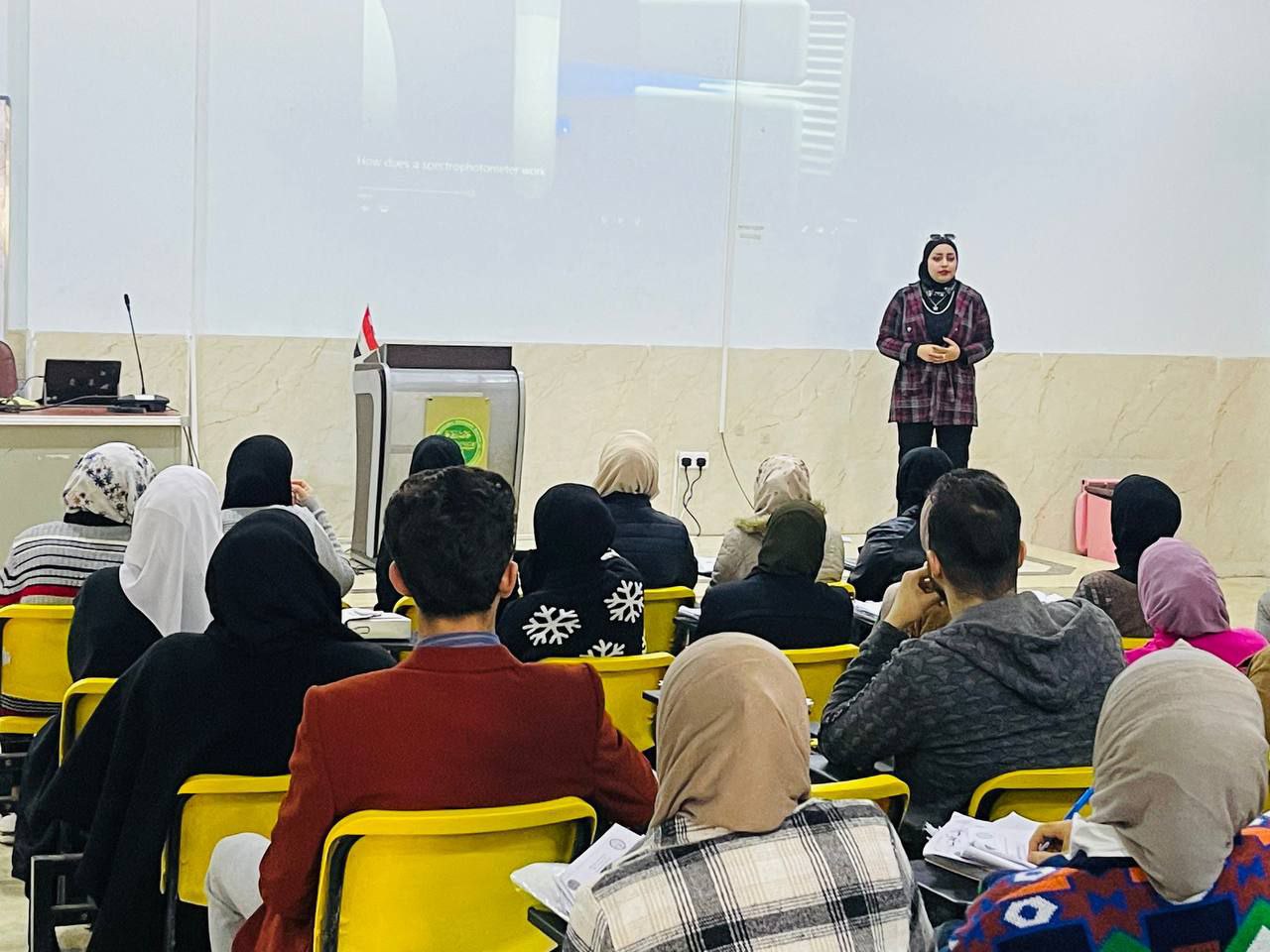 قسم تقنيات المختبرات الطبية في كلية المستقبل الجامعة ينظم ورشة علمية حول مبدأ والية عمل جهاز Spectrophotometer