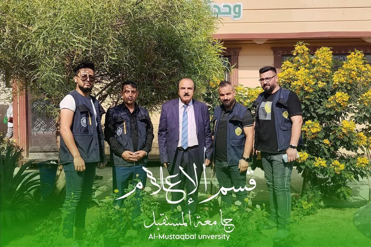 تدريسي في قسم الاعلام يقوم بزراعة مجموعة من النباتات في اروقة حدائق الكلية