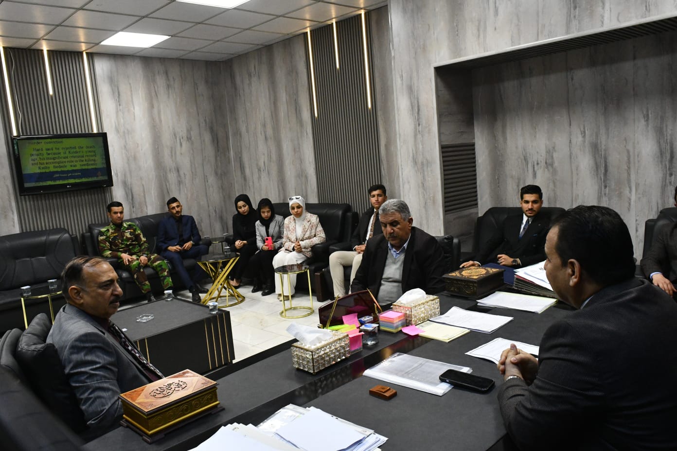 زيارة وفد من تدريسي وطلبة قسم القانون الى ديوان محافظة بابل لغرض التعاون العلمي