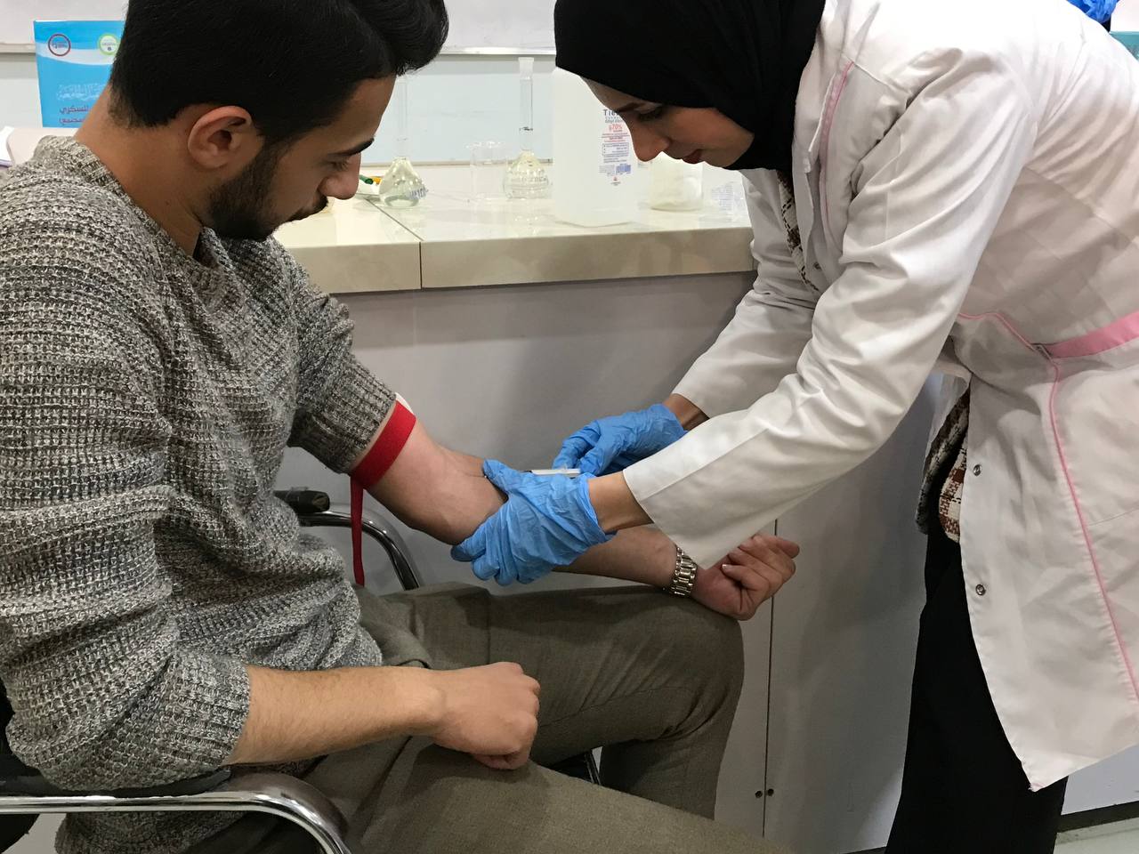 قسم تقنيات المختبرات الطبية يقيم الورشة طرق سحب الدم وكيفية جمع العينات 