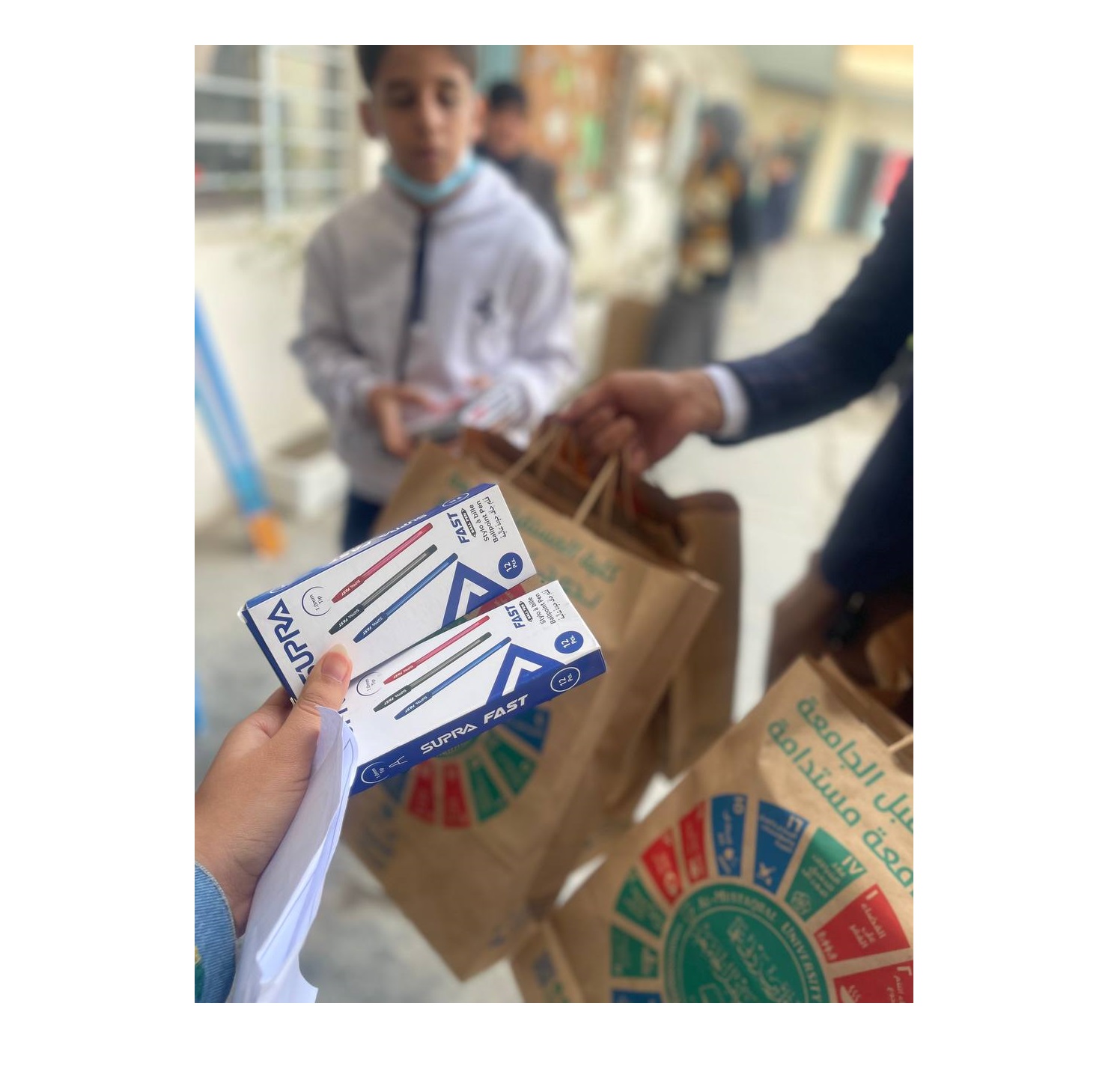 نشاط طلابي يتضمن توزيع قرطاسية على الطلبة 