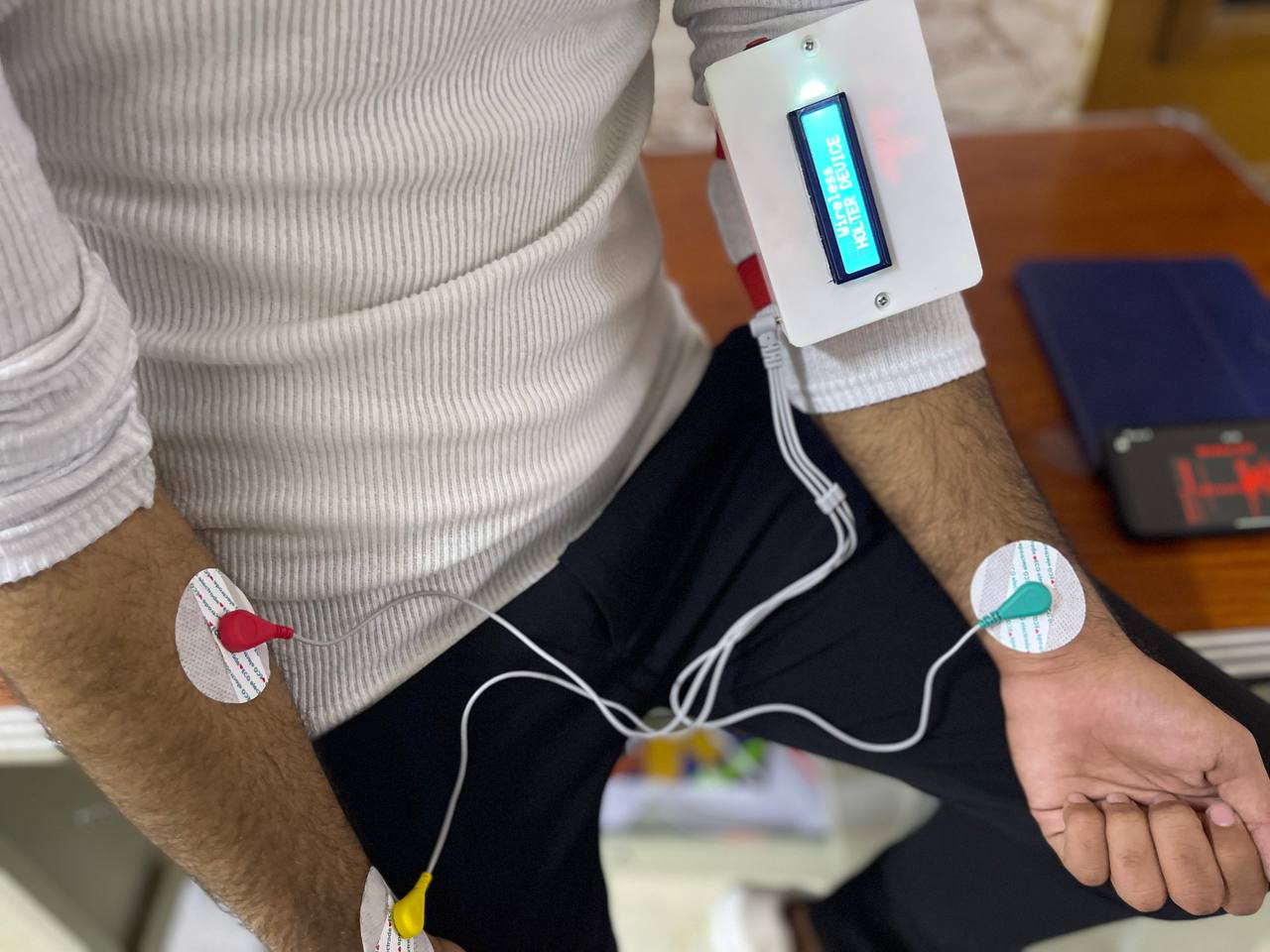 تصنيع يدوي لجهاز wireless ECG لقياس كهربائية القلب 