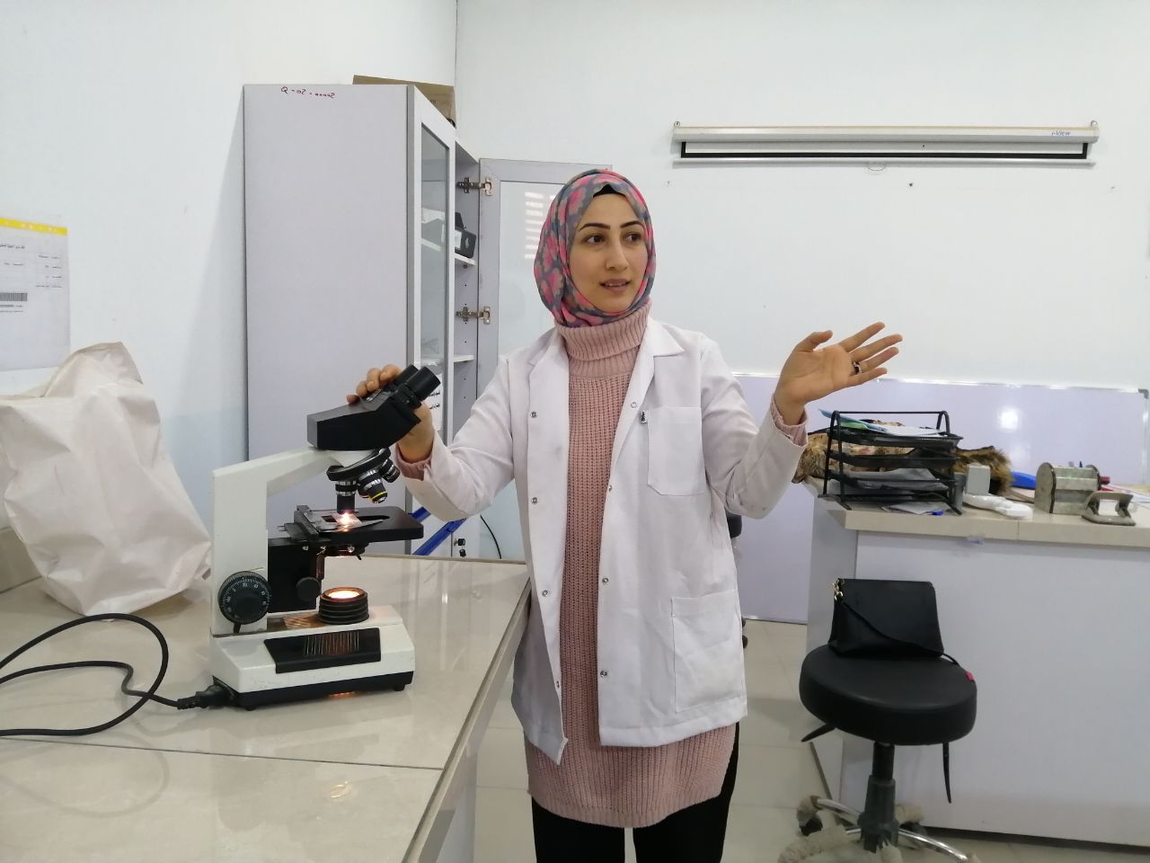 قسم تقنيات المختبرات الطبية في كلية المستقبل الجامعة يقيم ورشة تعليمية كيفيه استخدام المجهر وفحص اجزاءه وعمل كل جزء