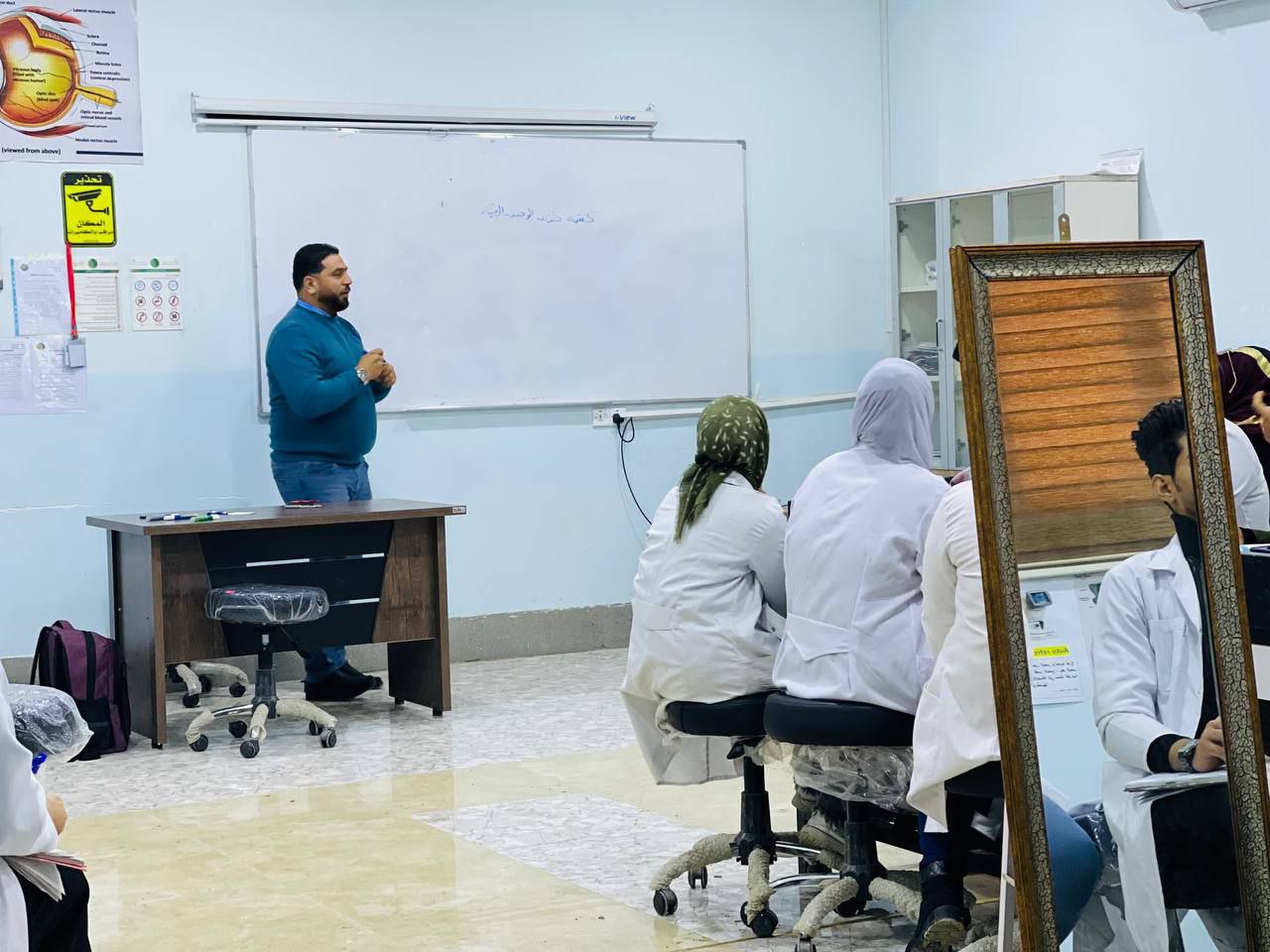 حلقة نقاشية بعنوان (تقرير  الوصفة الطبية ومكوناتها وتحديد الأخطاء الانكسارية)