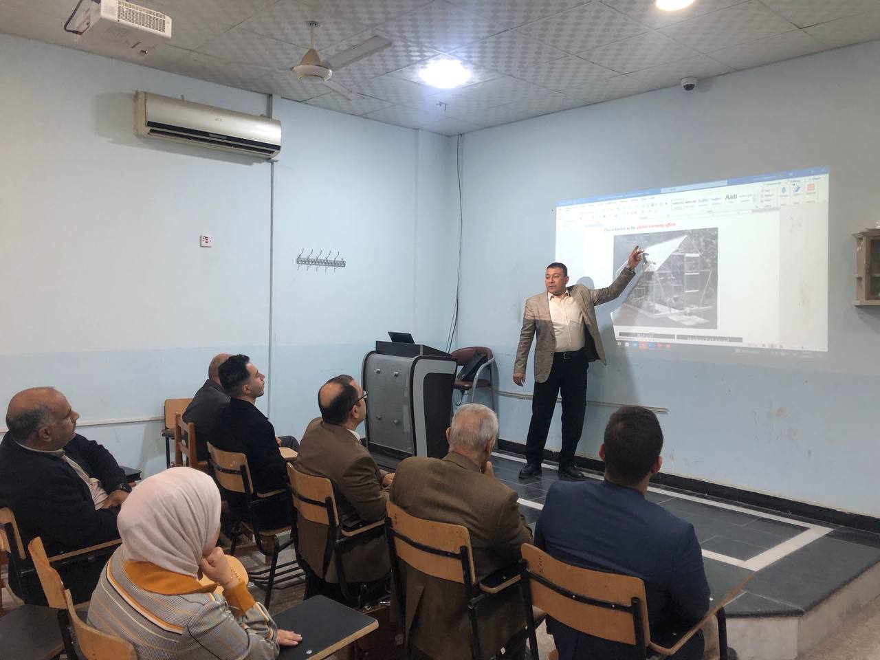 تدريسي في قسم ميكانيك القوى يقدم ورشة علمية 