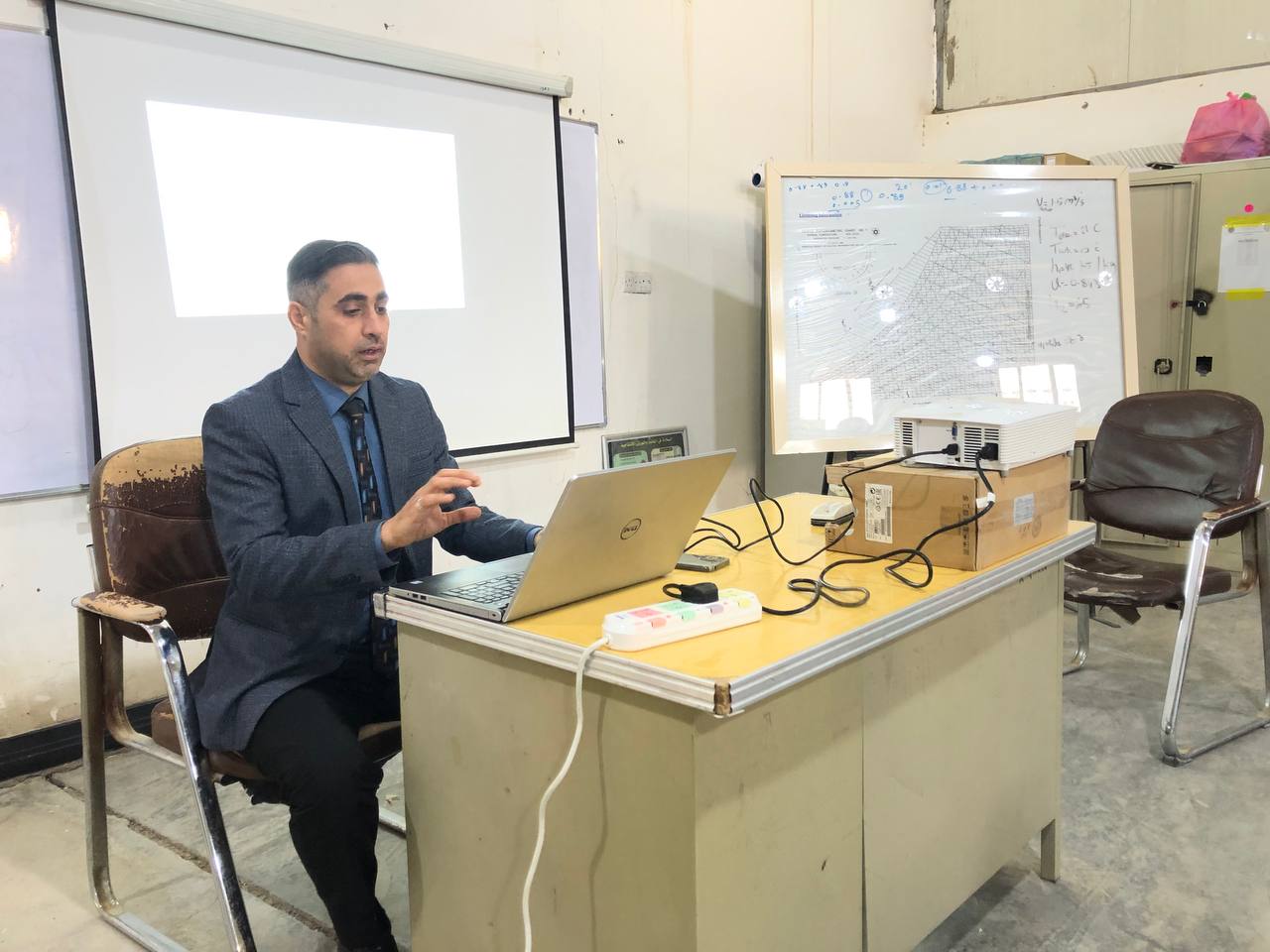 تدريسي في قسم تقنيات ميكانيك القوى يقدم ورشة علمية 