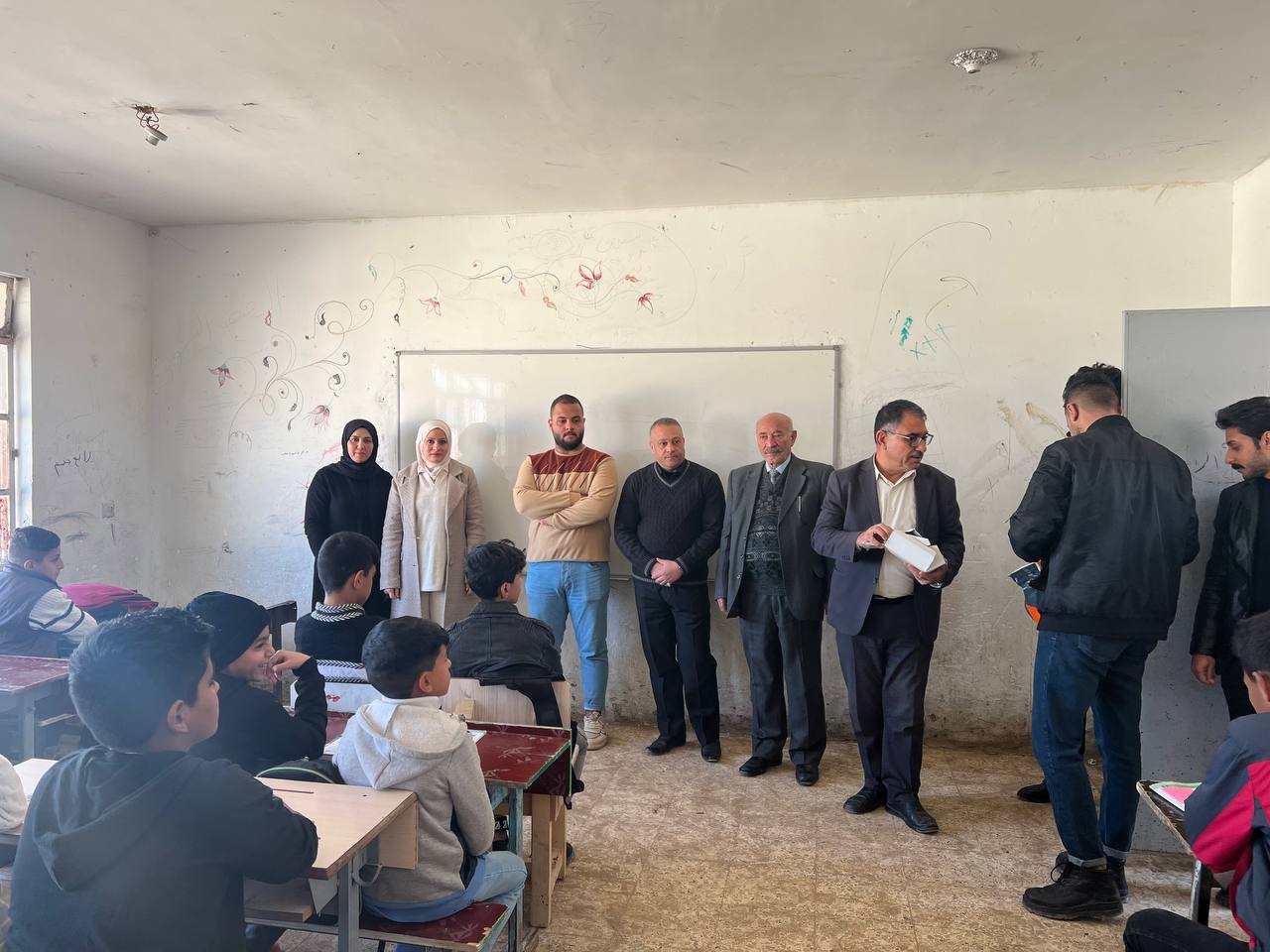 قسم تقنيات المختبرات الطبية في كلية المستقبل الجامعة يقيم حملة توزيع القرطاسية وبعض المستلزمات التعليمية على طلبة المدارس