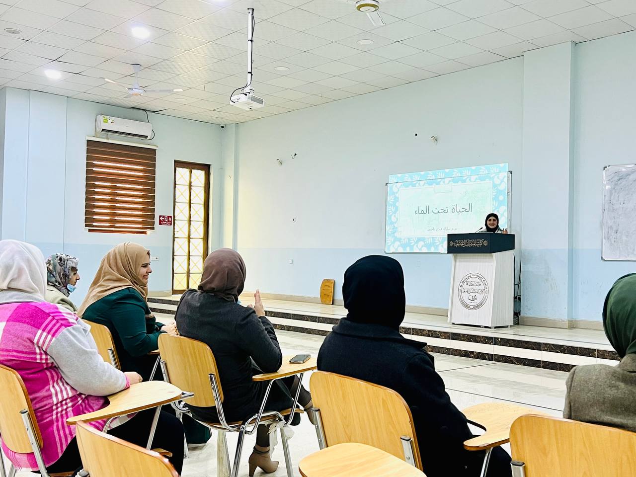 ندوة علمية بعنوان ( الحياة تحت الماء ) للتدريسية م.م تبارك فلاح ناجي