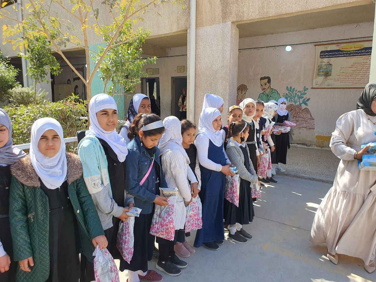حملة تطوعية لتوزيع القرطاسية الدراسية