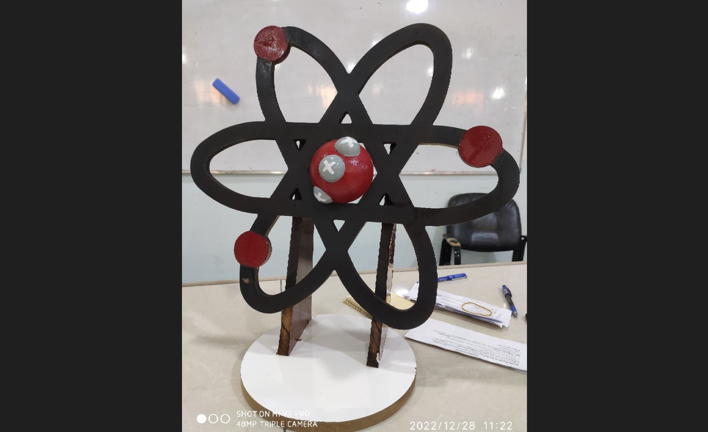 طلبة قسم تقنيات المختبرات الطبية يقومون بنشاط يتضمن عمل مجسم لاجزاء الذرة