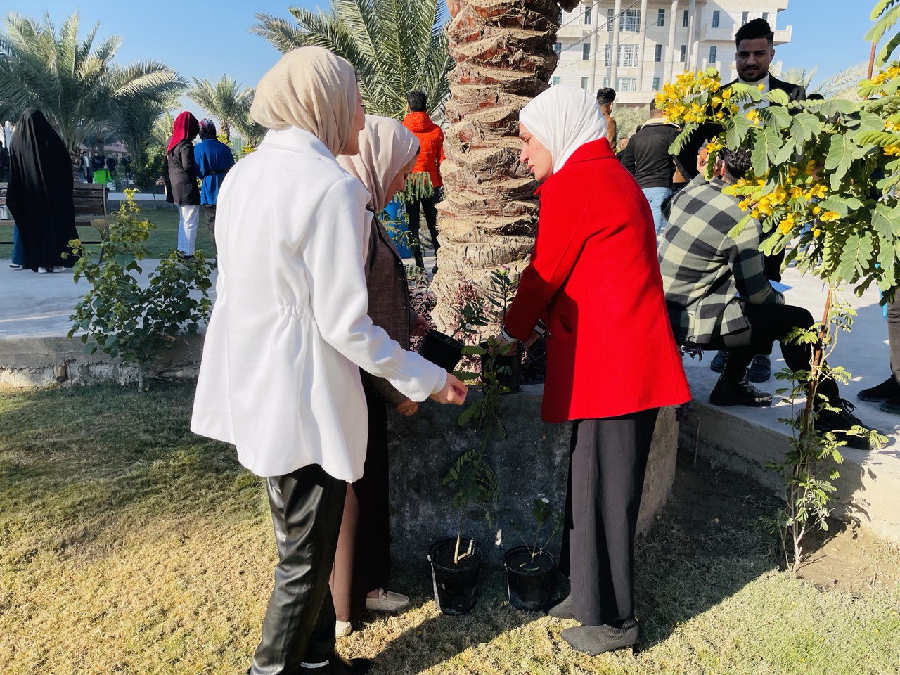 تنظيم حملة لزراعة مجموعة من قبل النباتات داخل كلية المستقبل الجامعة 