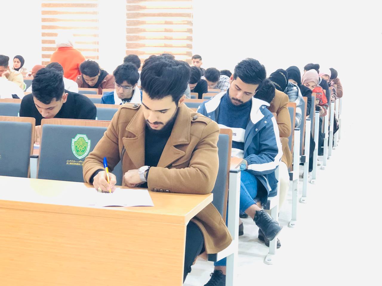 جانب من  امتحانات طلبة قسم الصيدلة في كلية المستقبل