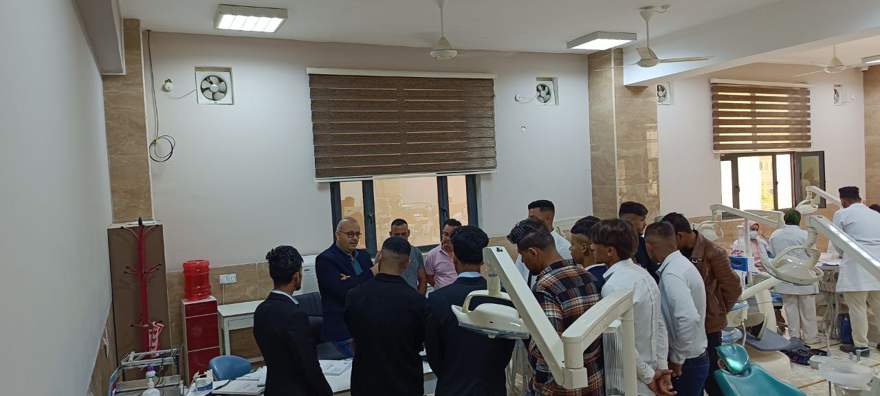 زيارة مجموعة من طلبة مدرسة اعدادية المحاويل للبنين الى قسم طب الاسنان 