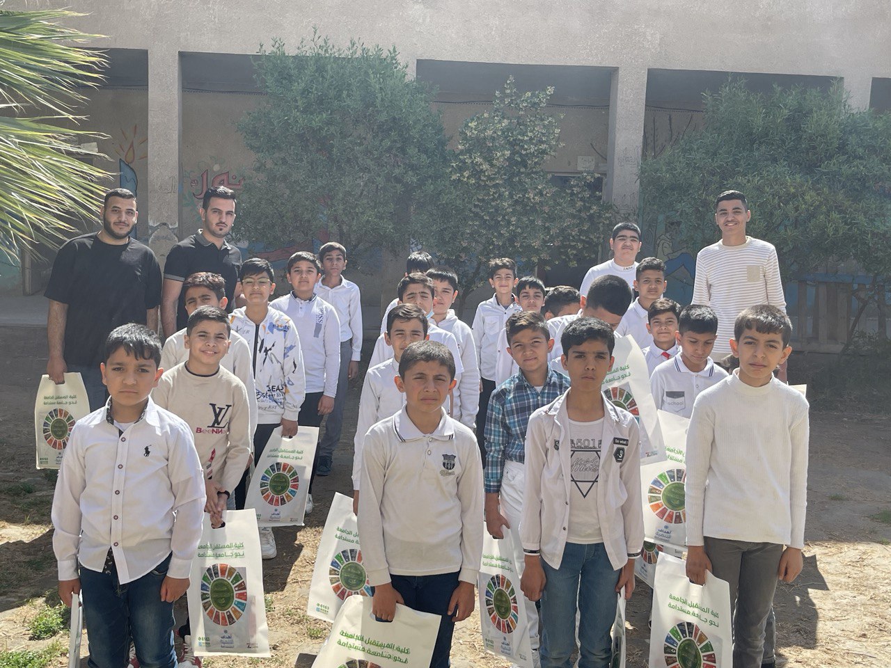 توزيع المستلزمات الدراسية في مدرسة البحتري الابتدائية