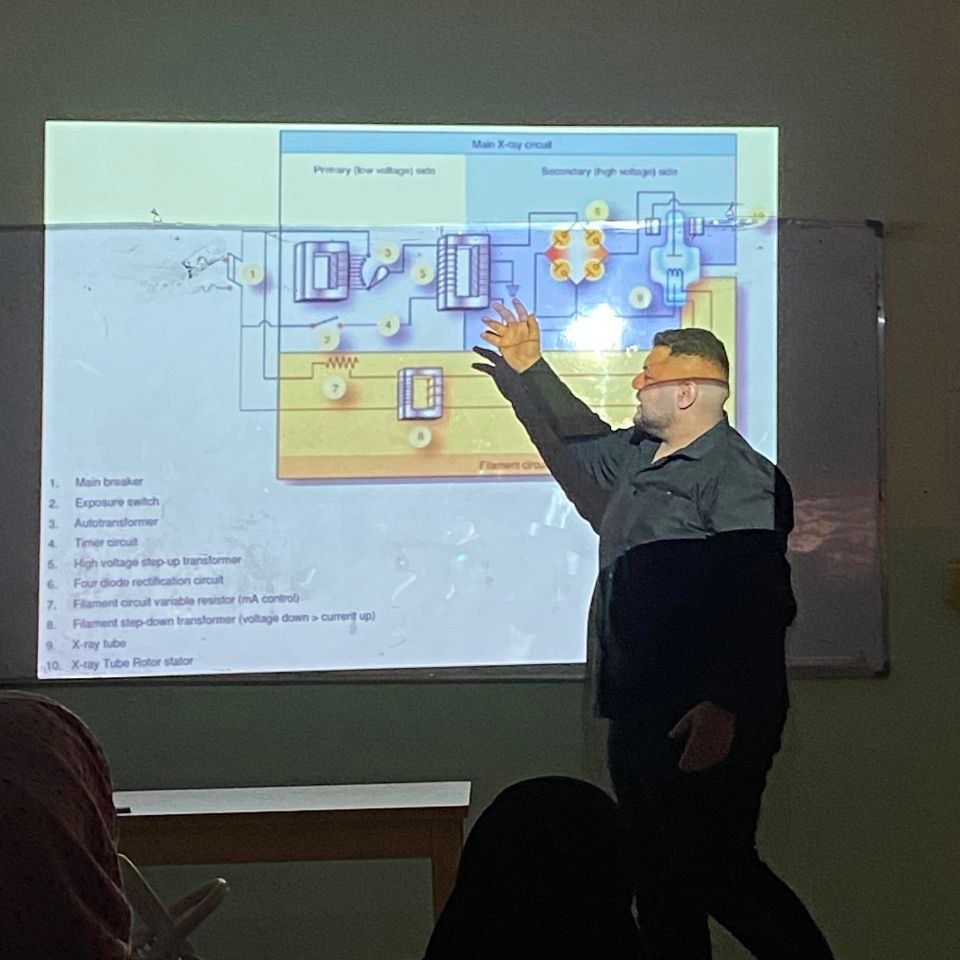 سمنار علميا بعنوان {X-rays and how to generate them} 