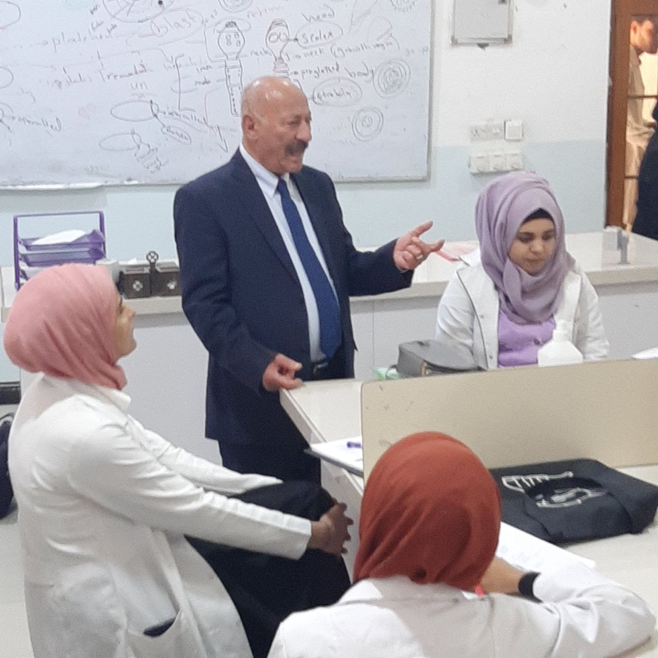  قسم تقنيات المختبرات الطبية في كلية المستقبل الجامعة يقيم ورشة علمية بعنون اختبار هيدروكسيد البوتاسيوم .KOH test