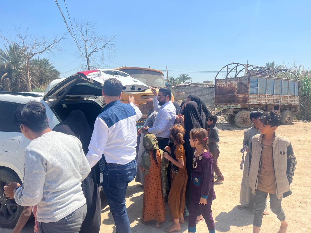 طلبة وتدريسيو قسم الاعلام في كلية المستقبل الجامعة ينفذون حملة لتوزيع سلات غذائية