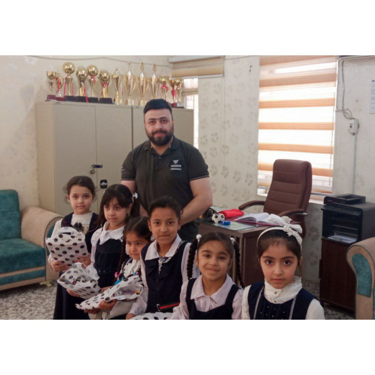 حملة لتوزيع (70) حصة قرطاسية على التلاميذ المتعففين والأيتام