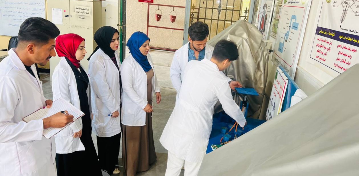 إجراء عملية معايرة لجهاز قياس الضغط في مختبر ميكانيك الموائع 