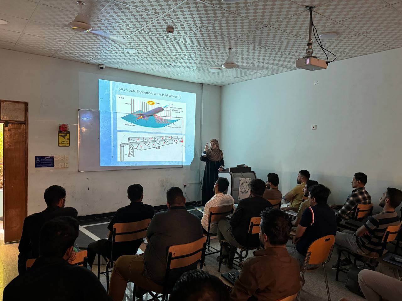 تدريسية تقدم ورشة علمية 