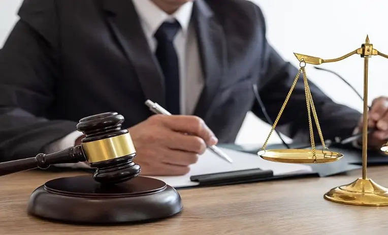 مقالة علمية للتدريسية م.م فاطمة مكي شعلان حول الضمانات التأديبية للموظف العام (دراسة مقارنة)