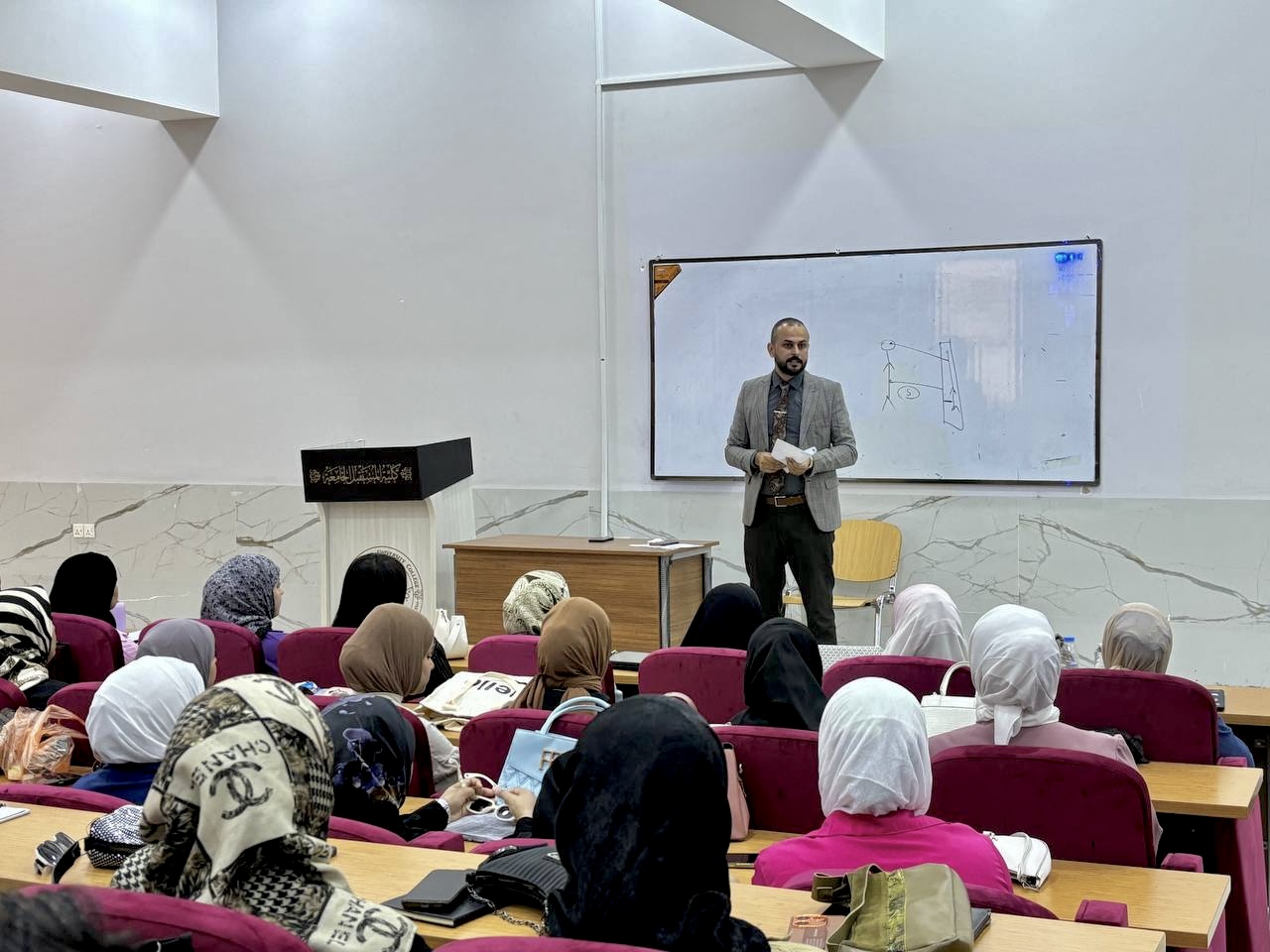 مقرر قسم علوم الحياة يقدم ندوة تعليمية وتوعوية لطلبة قسم علوم الحياة المرحلة الثانية