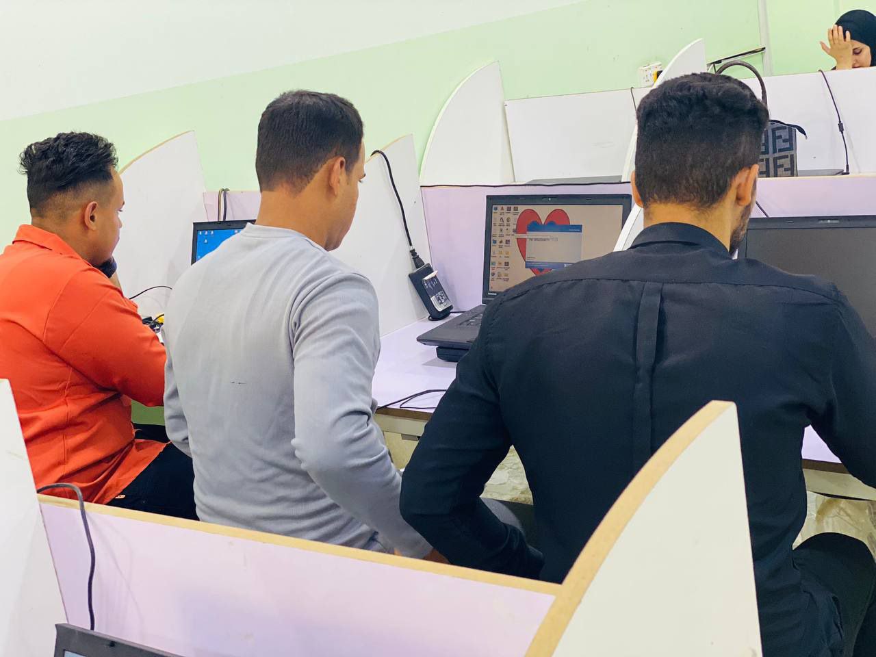 "طلبة قسم هندسة تقنيات الأجهزة الطبية يبرزون مهاراتهم في صيانة وتركيب البرامج الهندسية"