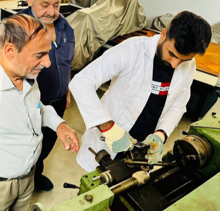 تدريسيون في تقنيات ميكانيك القوى يعيدون صيانة الأجهزة المختبرية