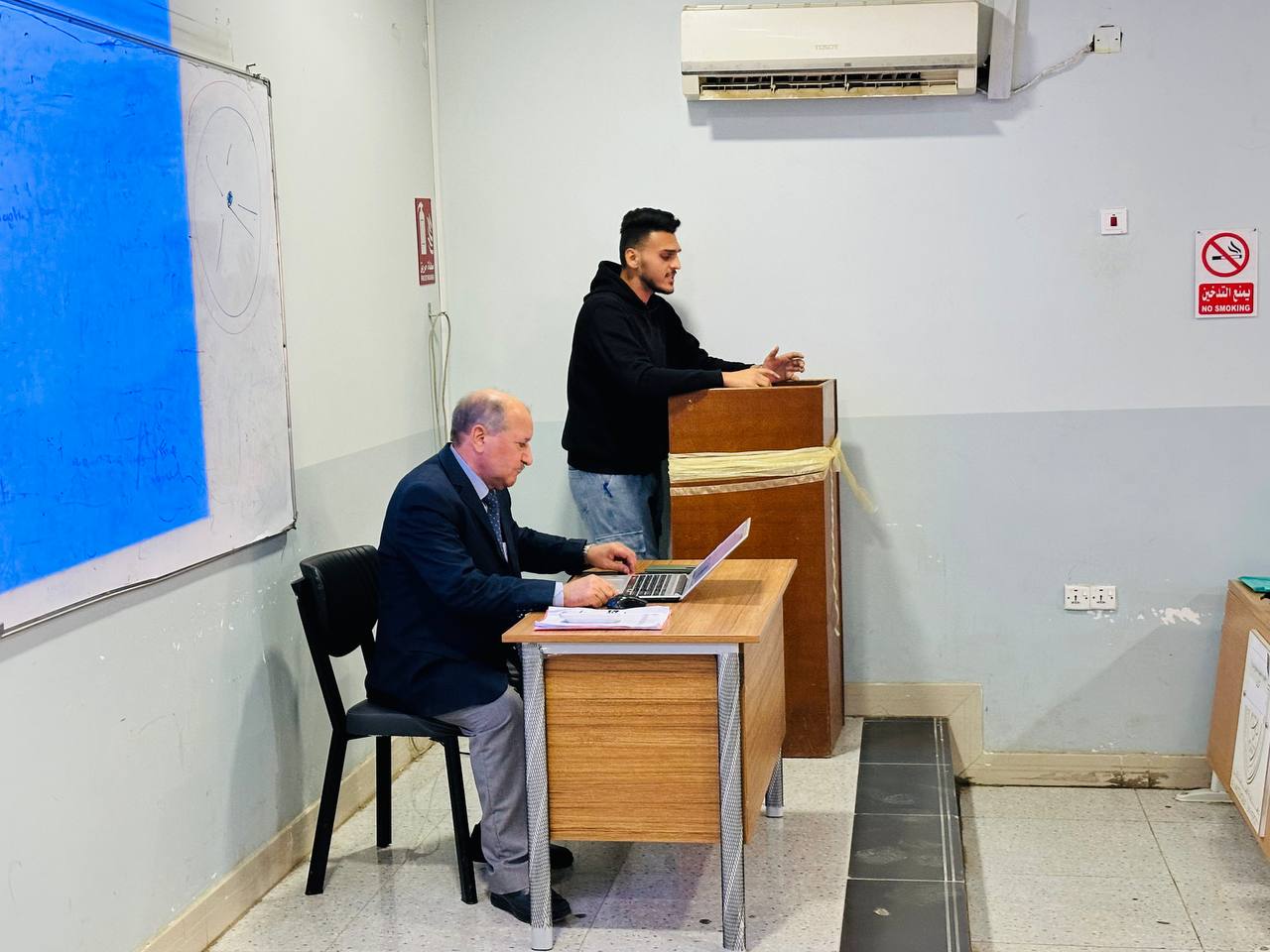 مشاركة طلبة قسم تقنيات المختبرات الطبية في المحاضرات الاسبوعية 